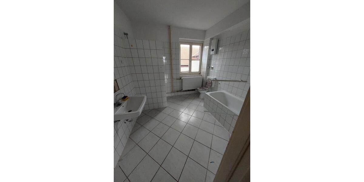 Helle 5 Zimmer DG Wohnung mit Dusche & Badewanne 5 zimmer