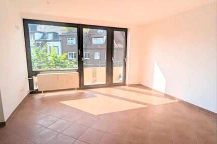 Gerresheim: Frisch renoviert mit Balkon + Küche!!