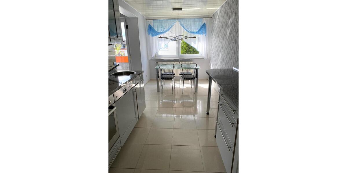 Luxuriöse Wohnung Eigentumswohnung m. Balkon & Garage + Parkplatz 3.5 zimmer