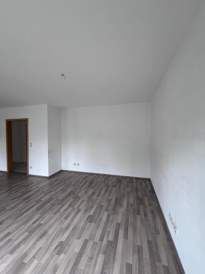 Große 3 Zimmer Wohnung mit Balkon zimmer