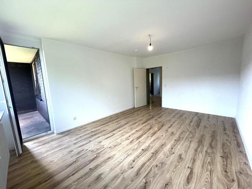 **Helle & frisch renovierte 2,5-Zimmer-Wohnung – mit Balkon & Aufzug** zimmer