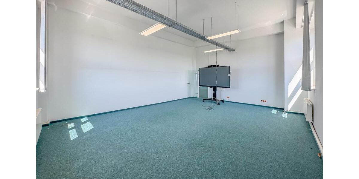 LAGER – 390 m² – LASTENAUFZUG – STELLPLÄTZE – BARRIEREFREI – SICHERHEITSDIENST – opt. BEHEIZT zimmer