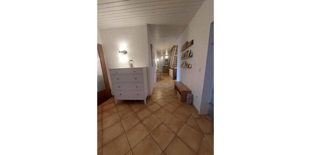 Reihenhaus Hünxe - 7 Zimmer, 250 m&sup2;, 2.200&euro; | Angebot:26295244