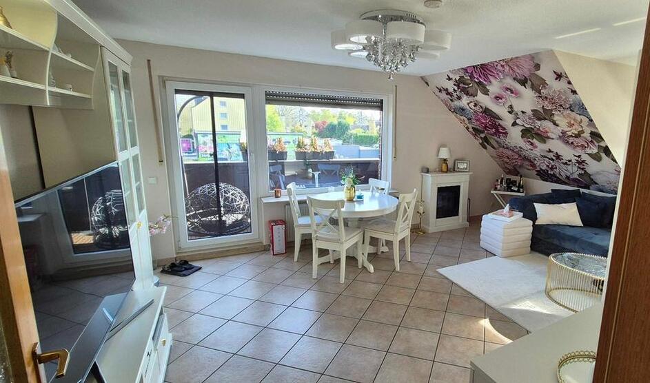 Schöne, Geräumige, 3 12 Raum Wohnung, 2 Bäder und Balkon