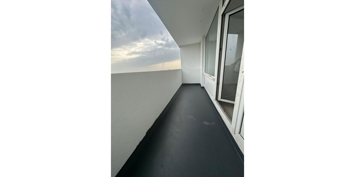 schöne helle sanierte Wohnungen mit Balkon ab sofort! 3 zimmer