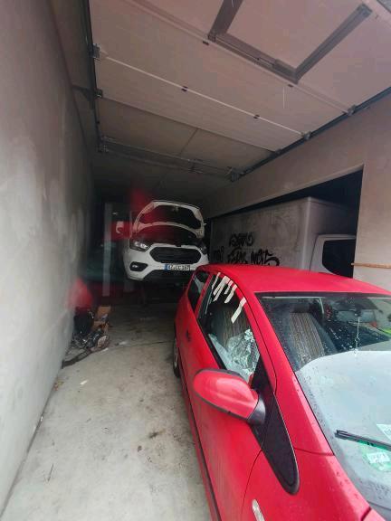 Halle. KFZ-Werkstatt zimmer