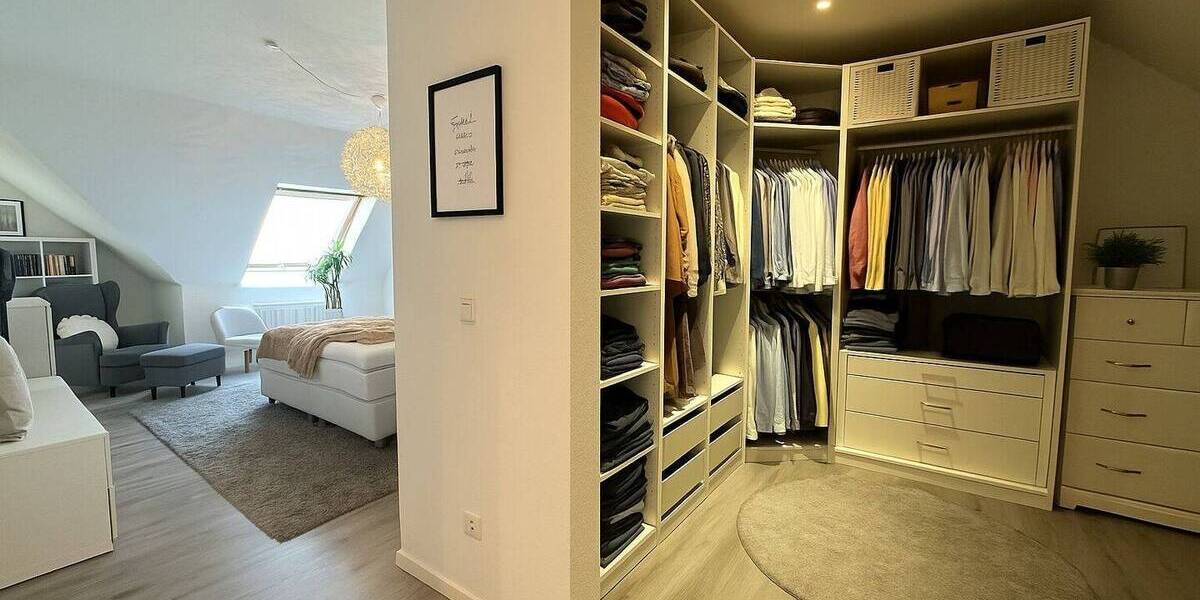 Großzügige 3,5-Zimmer-Dachgeschosswohnung mit Balkon, zwei Bädern und Ausbaupotenzial im Dachboden 3 zimmer