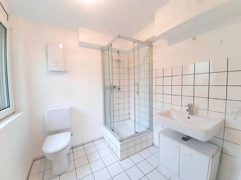 RE-Stuckenbusch! Ideal für Berufspendler: Renoviertes Appartement für berufstätige Einzelperson.