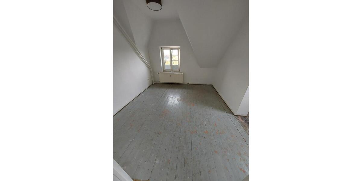 Helle 5 Zimmer DG Wohnung mit Dusche & Badewanne 5 zimmer