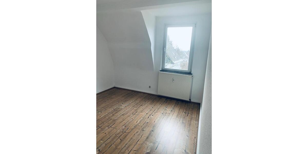 RE-West Altbauwohnung 2 Zi., KDB, DG, 55 qm, saniert, kein Balkon 2.5 zimmer