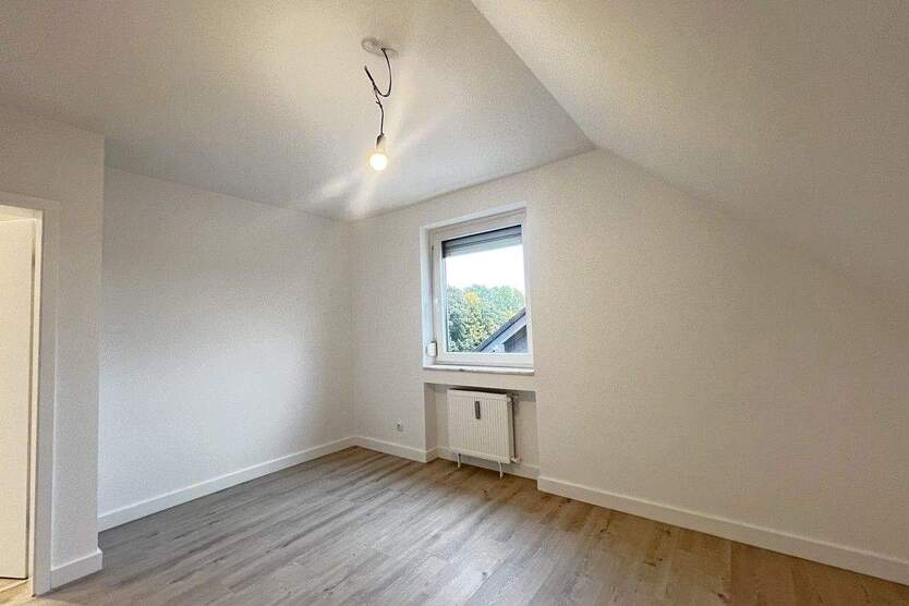 Dach-Schlösschen in Heisingen! Moderne 3½-R.-DG-Wohnung mit Balkon in ruhiger Seitenstraße 3 zimmer