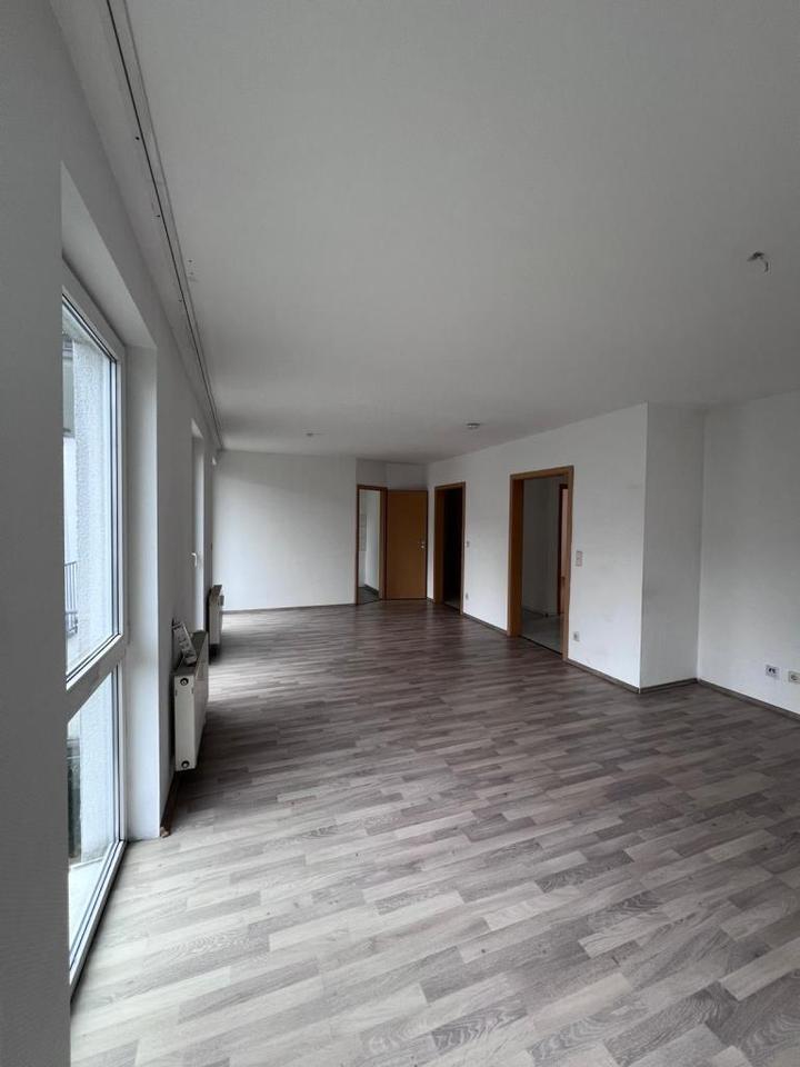 Große 3 Zimmer Wohnung mit Balkon zimmer
