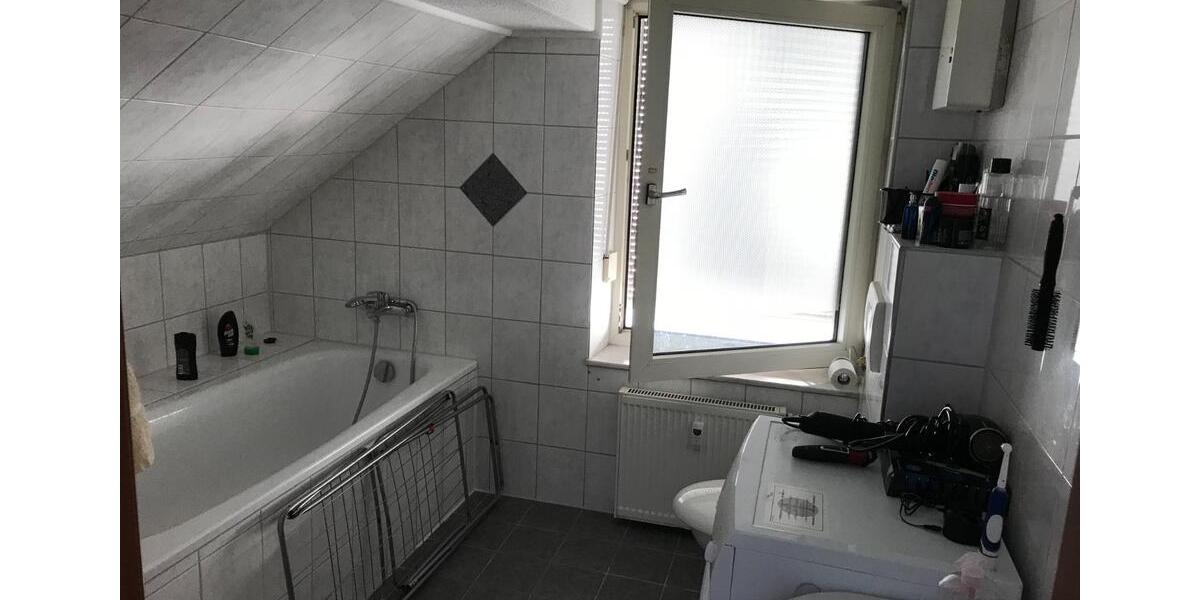 Schickes DG-Appartement mit TOP-Einbauküche und Badewanne 1 zimmer