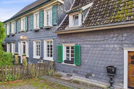 Wohnen im Grünen: Zweifamilienhaus mit eigenem Wald und vielseitiger Lagerhalle 1 zimmer