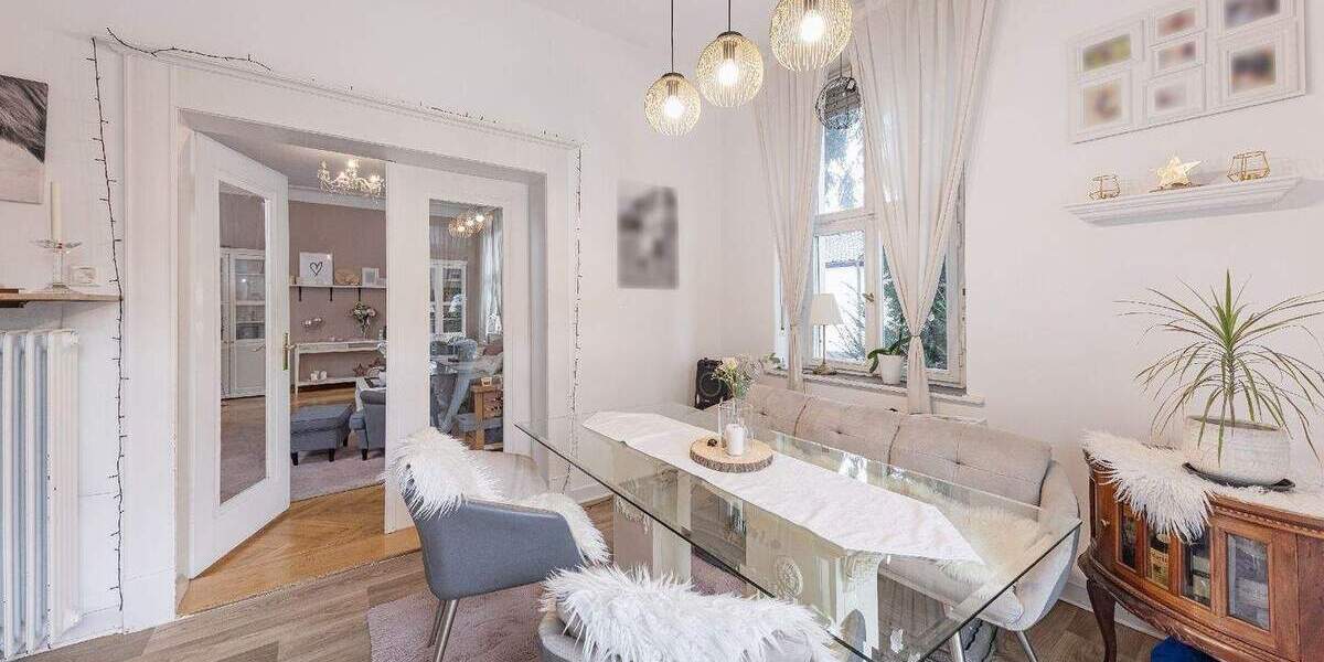 Mit Erbpacht: Zweifamilienhaus mit zwei Eingängen sowie tollem Garten und Garage in beliebter Lage 9 zimmer