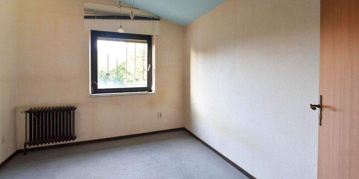 Split-Level-Haus mit großem Potenzial in Duisburg-Huckingen - Energieeffizienzklasse D 4 zimmer