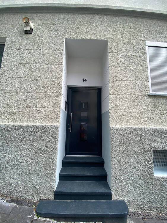 *NEU* RENOVIERTE 4 Zimmer Wohnung im 3.OG mit Balkon in Adolfstraße