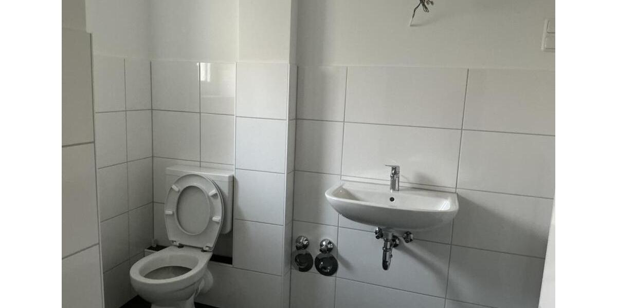 Wir renovieren für Sie! Tapete+Laminat 3 zimmer