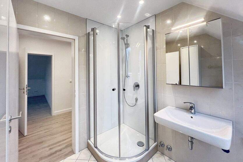 Dach-Schlösschen in Heisingen! Moderne 3½-R.-DG-Wohnung mit Balkon in ruhiger Seitenstraße 3 zimmer