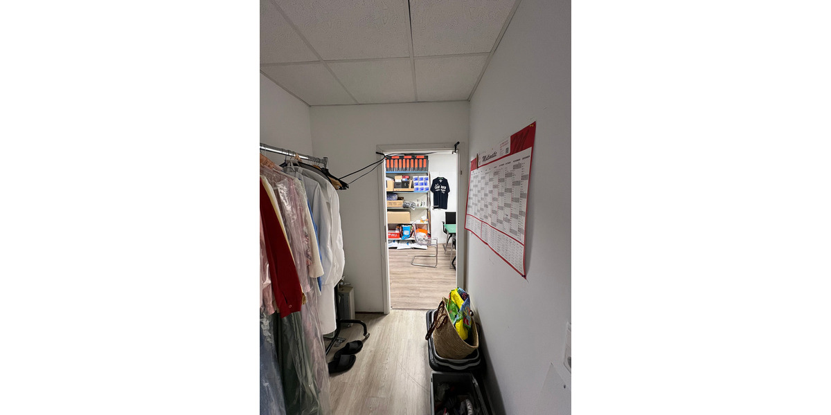 Investorenobjekt mit 3 Wohnungen, 2 Ladenlokalen und Erweiterungsmöglichkeiten 1 zimmer