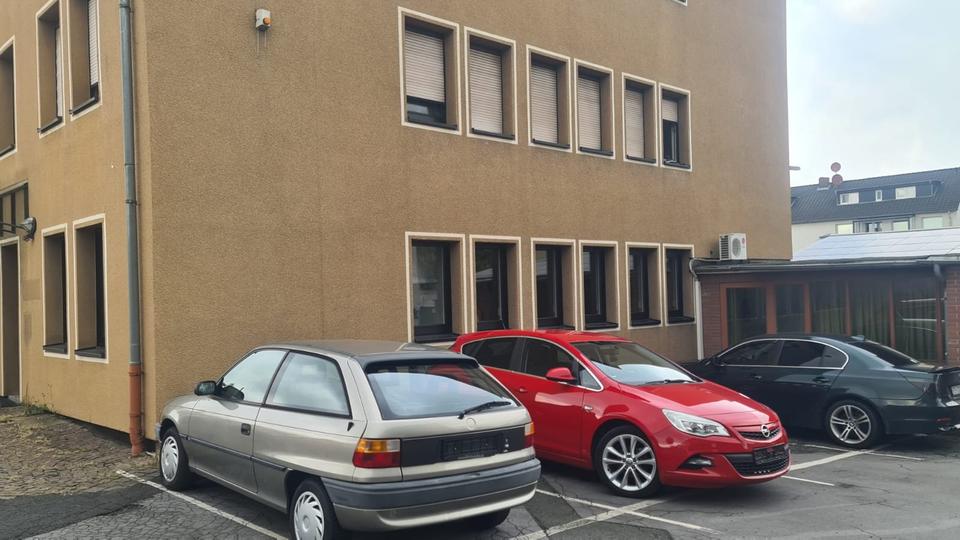 Büroräume + 4 Stellplätze außen zimmer