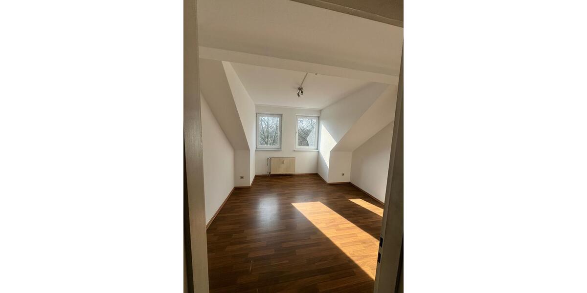 Dachgeschoßwohnung Duisburg Mittelmeiderich - 3 Zimmer, 66 m&sup2;, 750&euro; | Angebot:26165974