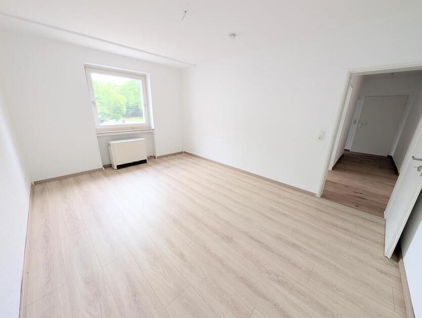 **Einziehen und wohlfühlen! +Balkon + modernes Tageslichtbad +Laminat +Gäste-WC** zimmer