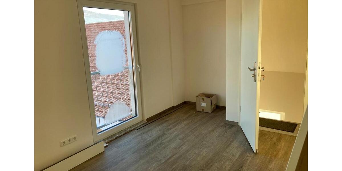 Schöne, helle und renovierte DG Wohnung in Ufhausen 3 zimmer