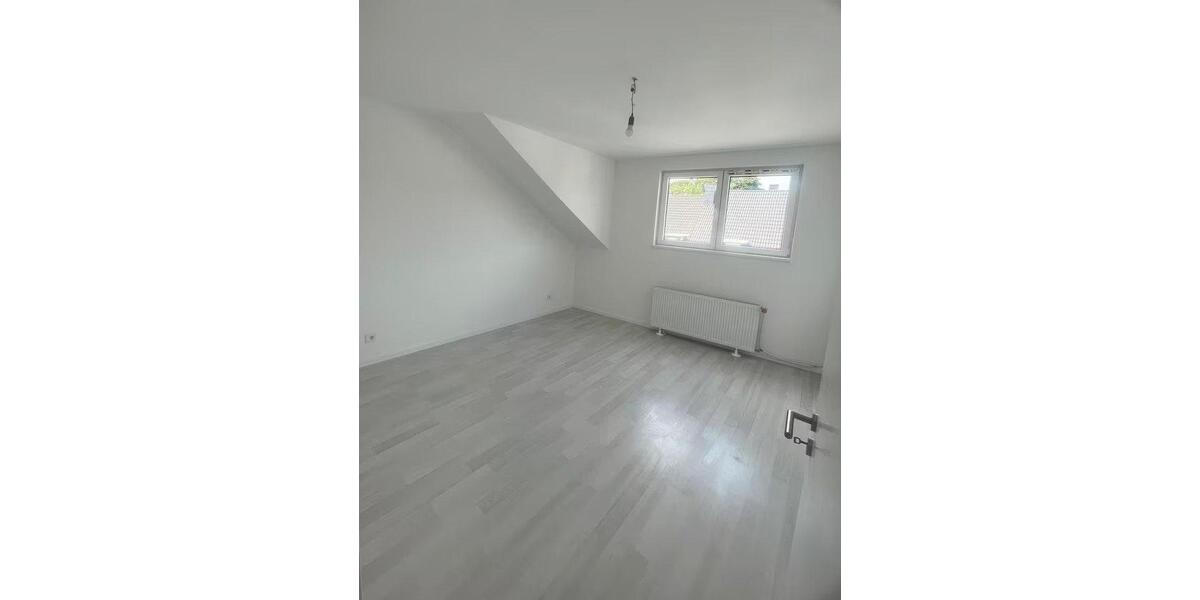 Dachgeschoßwohnung Gelsenkirchen Gelsenkirchen-West - 4 Zimmer, 80 m&sup2;, 640&euro; | Angebot:26336406