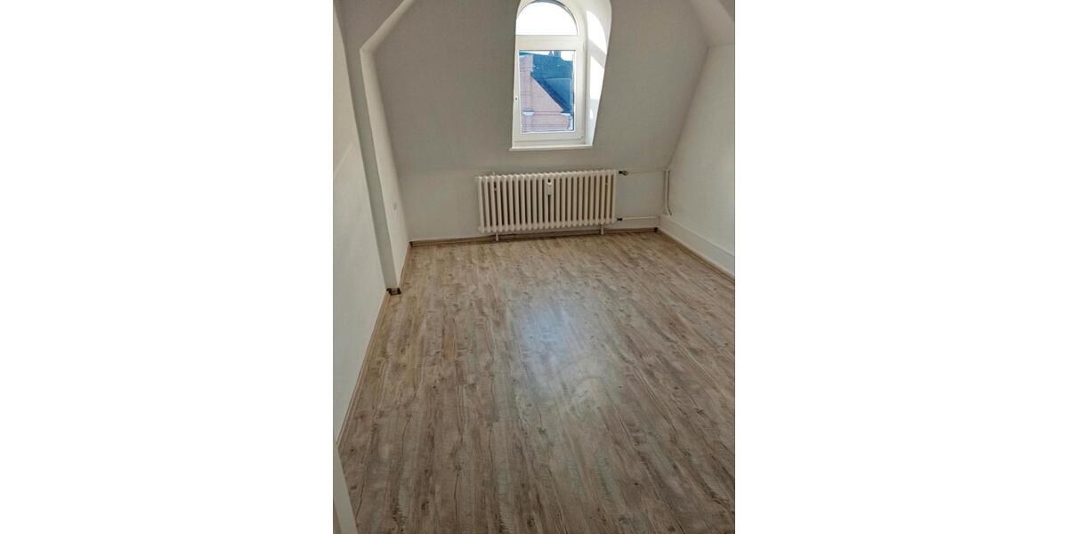Dachgeschoßwohnung Duisburg Mittelmeiderich - 5 Zimmer, 140 m&sup2;, 1.100&euro; | Angebot:25174363