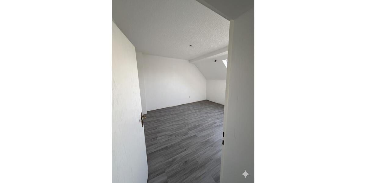Dachgeschoßwohnung Essen Stadtbezirk VI - 3 Zimmer, 74 m&sup2;, 850&euro; | Angebot:26110167