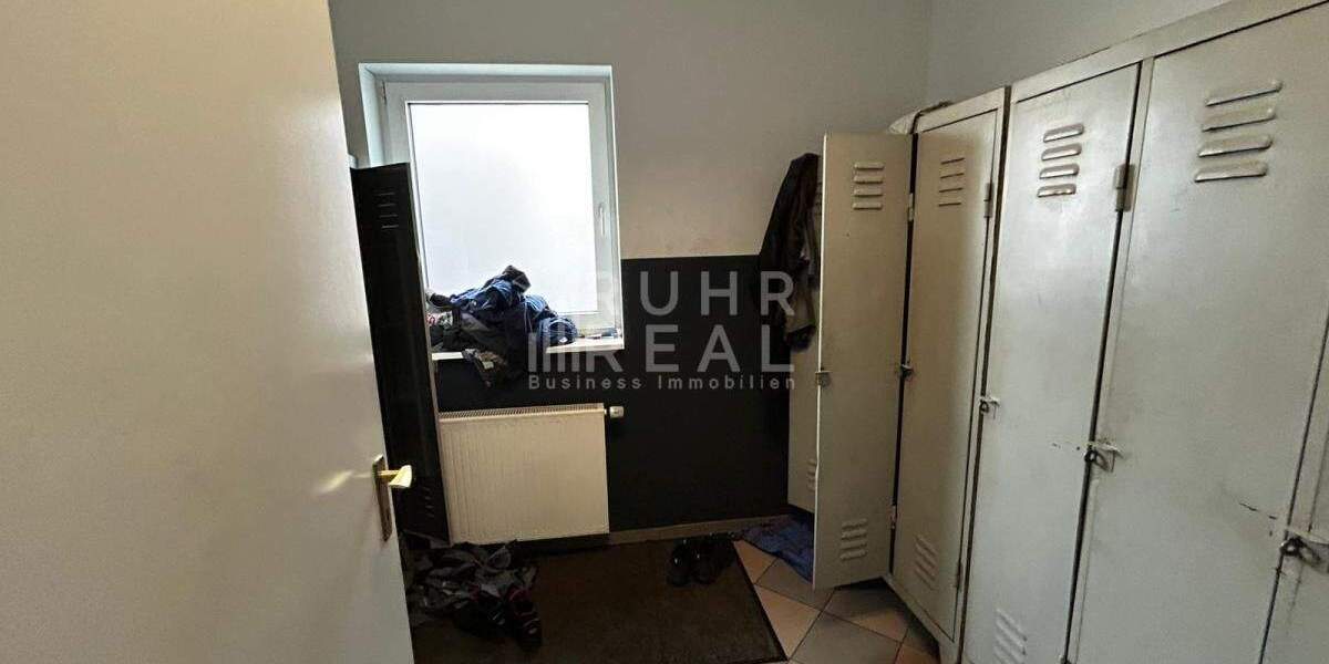 Lagerfläche mit Hebebühnen | 5 ebenerdige Rolltore | Umkleiden zimmer