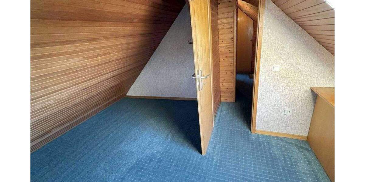 GEPFLEGTE DOPPELHAUSHÄLFTE MIT GARAGEN AUF GROßEM GRUNDSTÜCK IN DER MENGEDER HEIDE 6 zimmer