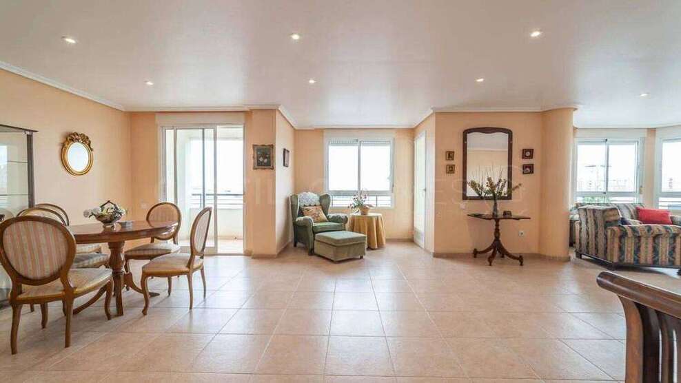 Wohnung zum Kaufen in Torrevieja 260.000 € 212 m²