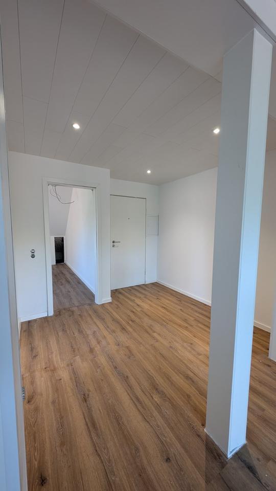 Frisch renovierte Dachgeschoßwohnung mit Balkon und Küche