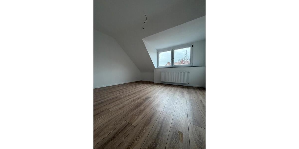 Dachgeschoßwohnung Duisburg Mittelmeiderich - 2 Zimmer, 77 m&sup2;, 900&euro; | Angebot:25274270