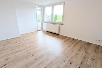 **Frisch renoviert: +Balkon +neuer Laminat +weiße Wände +neues Tageslichtbad +großzügig** 3 zimmer