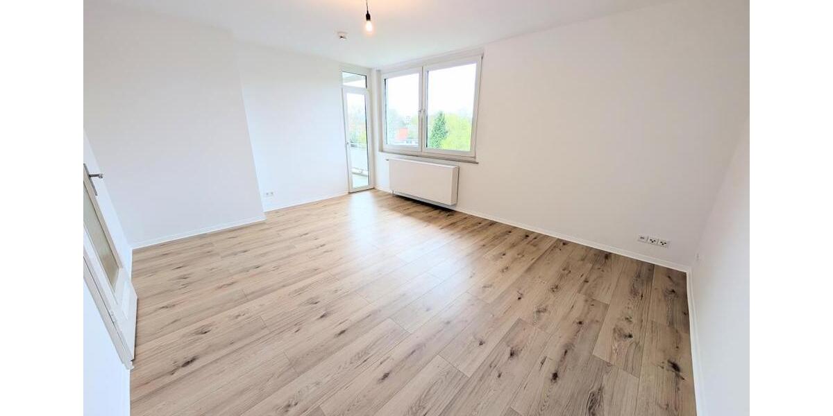 **Frisch renoviert: +Balkon +neuer Laminat +weiße Wände +neues Tageslichtbad +großzügig** 3 zimmer