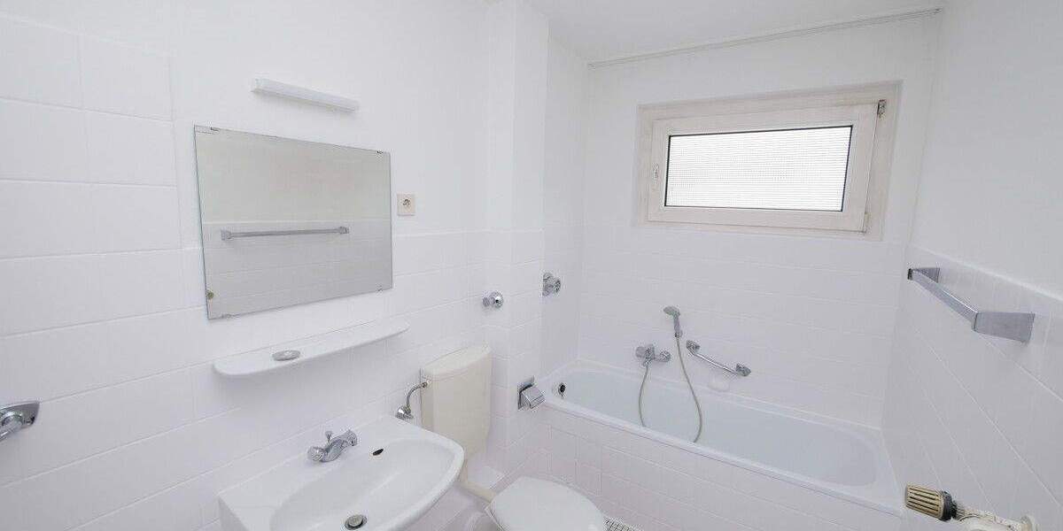 Wohnberechtigungsschein erforderlich! Gepflegte 3,5 Raum Etagenwohnung mit Balkon und Aufzug in Buer 3 zimmer