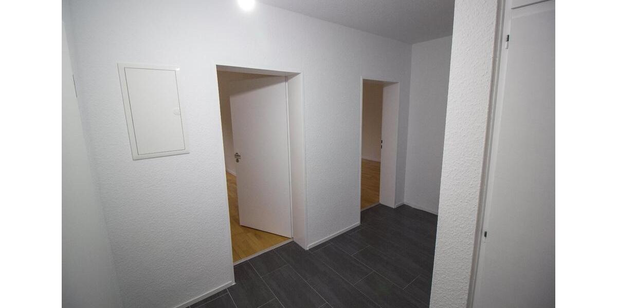Renovierte 2 Zimmer Erdgeschoss-Wohnung + KDB 62 qm + Kellerraum 2 zimmer