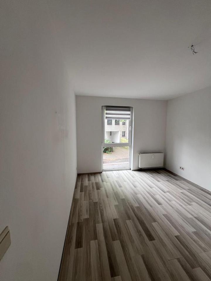 Große 3 Zimmer Wohnung mit Balkon zimmer