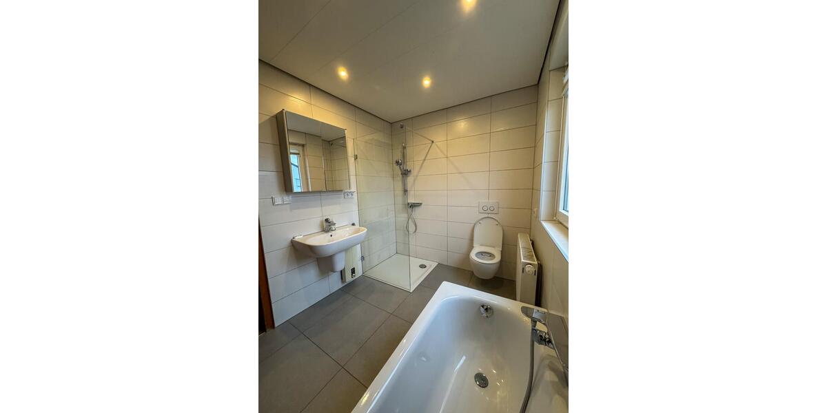 Reihenhaus Voerde (Niederrhein) - 4.5 Zimmer, 130 m&sup2;, 1.500&euro; | Angebot:24833347