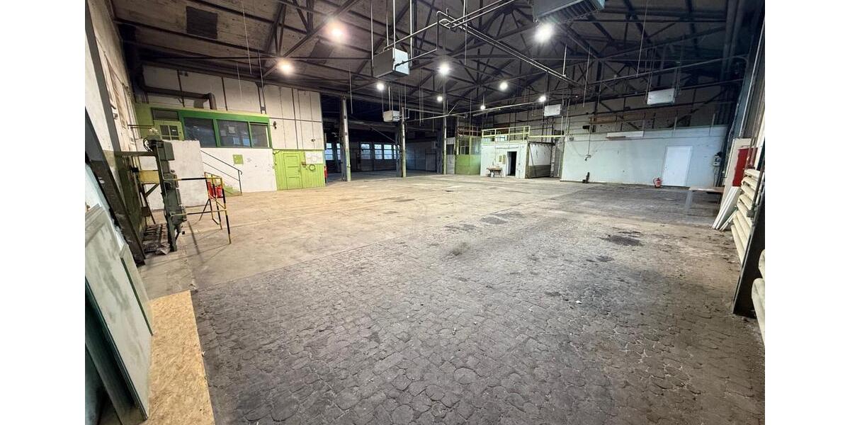 694 m² Lagerhalle mit Büro und Stellplätzen in zentraler Lage zimmer