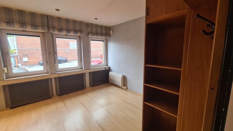 Büroräume + 4 Stellplätze außen zimmer