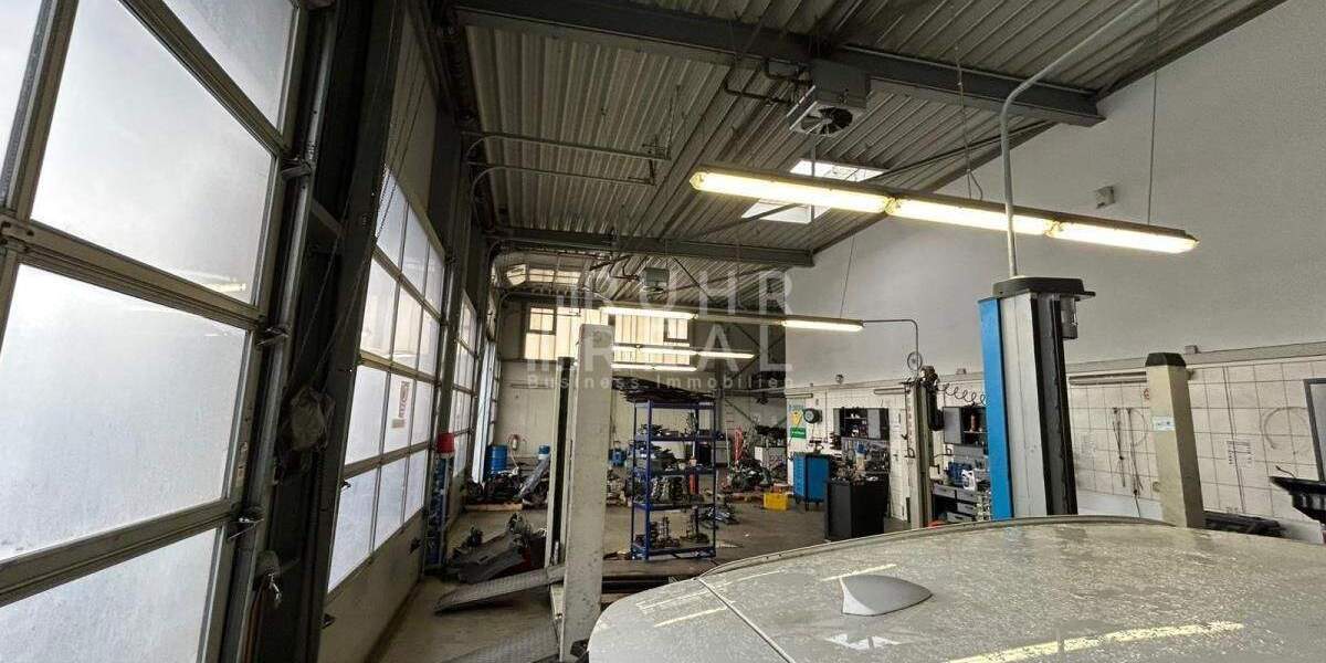 Lagerfläche mit Hebebühnen | 5 ebenerdige Rolltore | Umkleiden zimmer