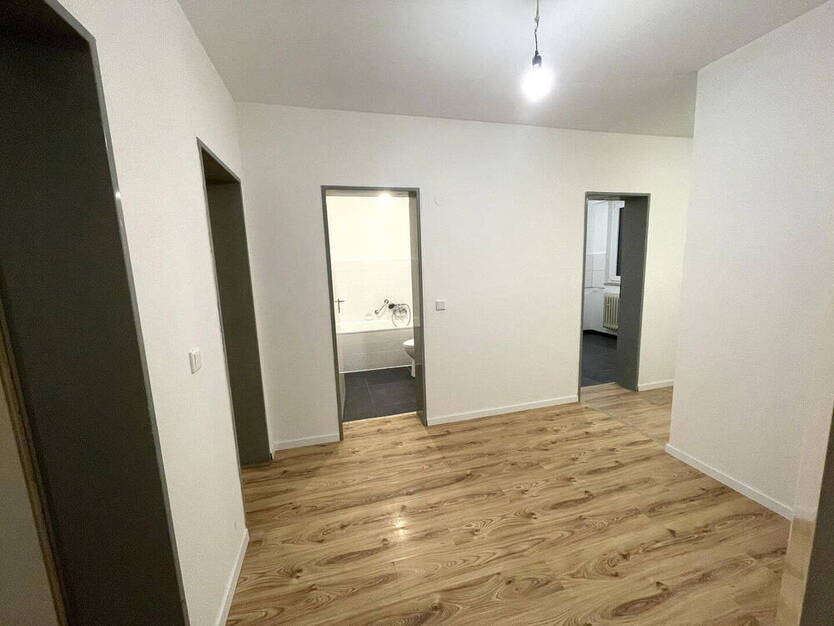 **Helle & frisch renovierte 2,5-Zimmer-Wohnung - mit Balkon & Aufzug** 2 zimmer