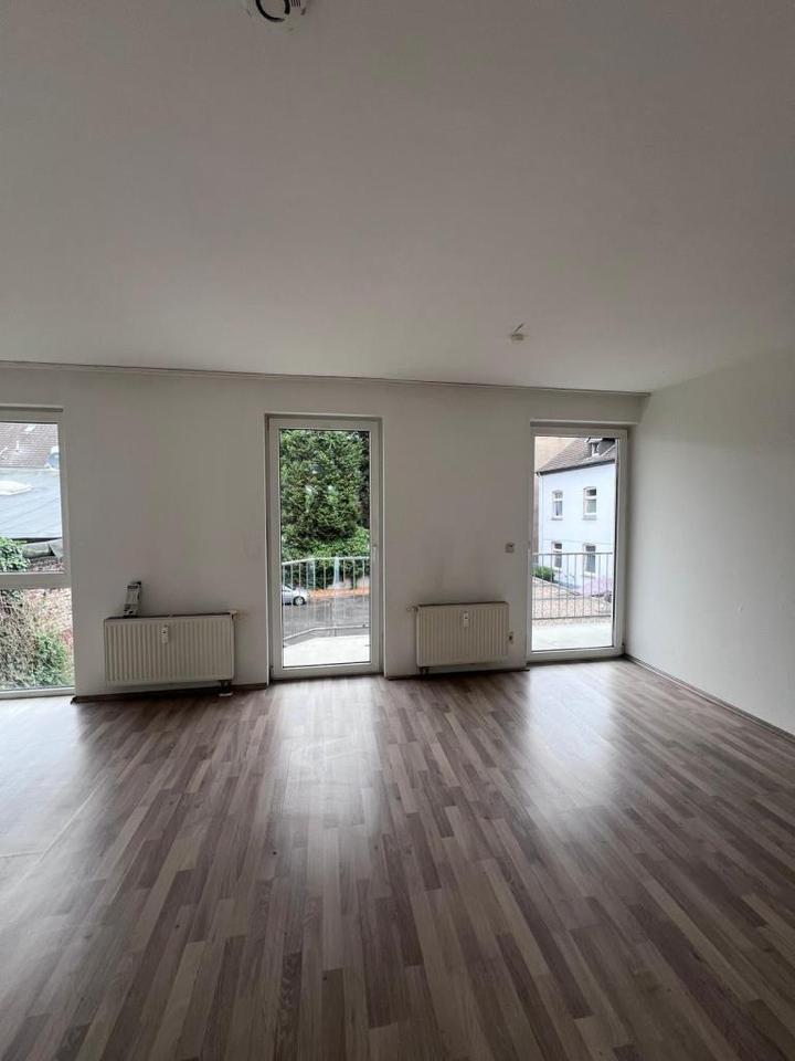 Große 3 Zimmer Wohnung mit Balkon zimmer